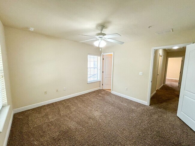 Building Photo - Chase Hollow #83 - Pet Friendly!