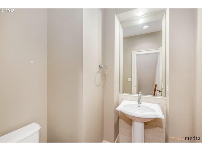 Building Photo - 658 SW Rustica Terrace