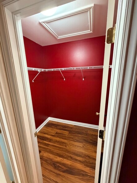 Building Photo - 5647 Hampshire Ln