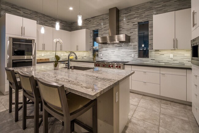Building Photo - Luxury Home located in The Ridges of Summe...