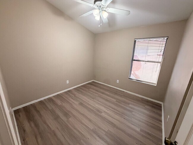 Building Photo - Beautiful 3 Bed / 2 Bath Surprise Home with *NO Carpet*