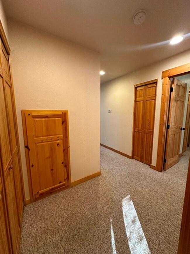 Building Photo - Chalet in the Running Y