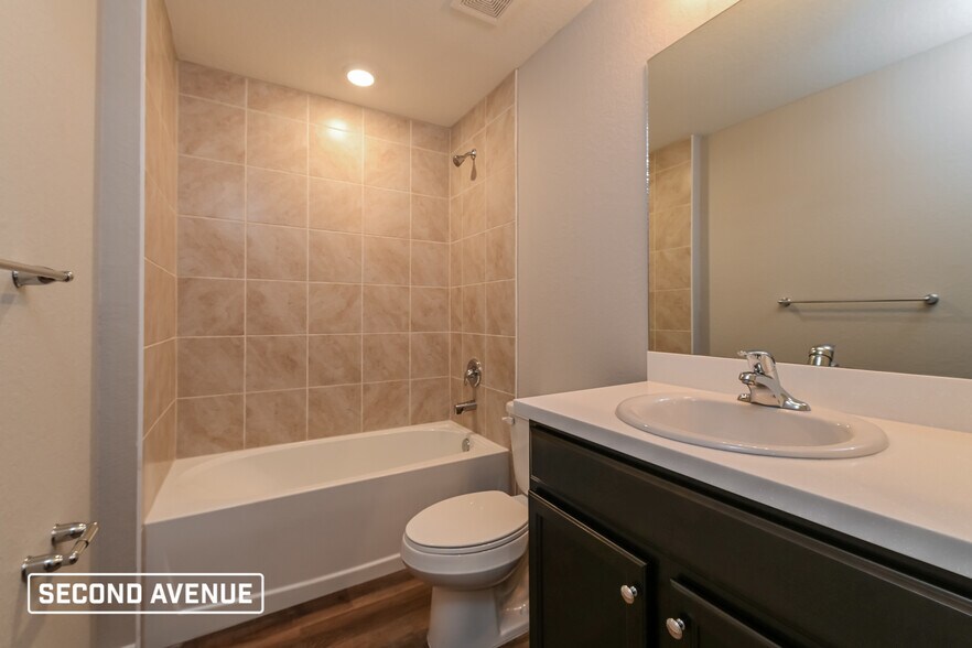 Building Photo - 437 Redwing St
