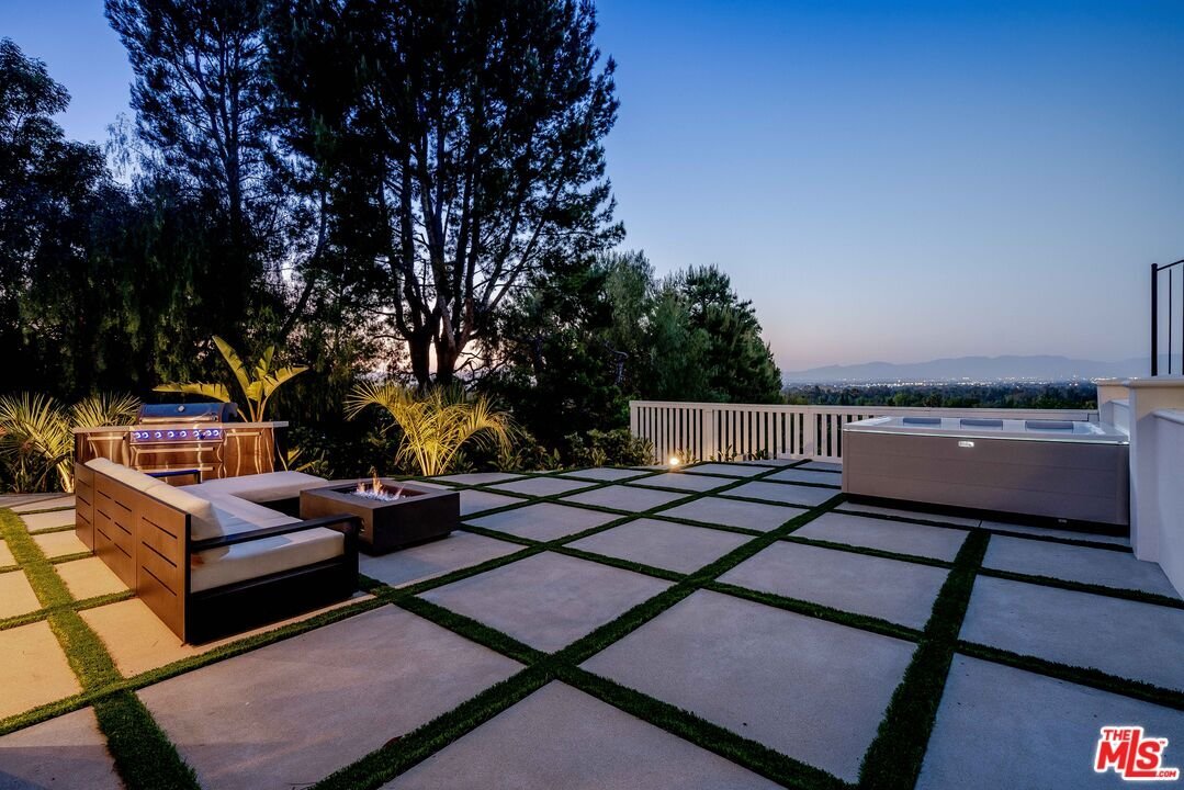 Building Photo - 16725 Oak View Dr