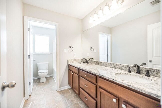 Building Photo - 104 Rosales Dr