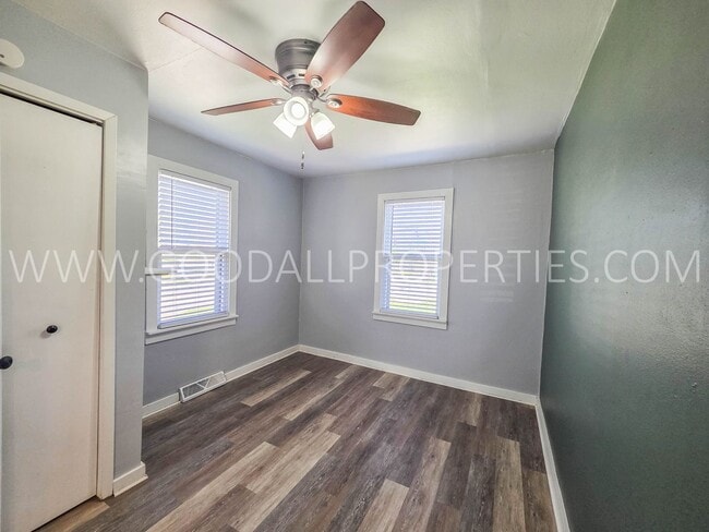 Building Photo - Cozy 2-Bedroom Home Near Downtown Des Moines & Gray’s Lake