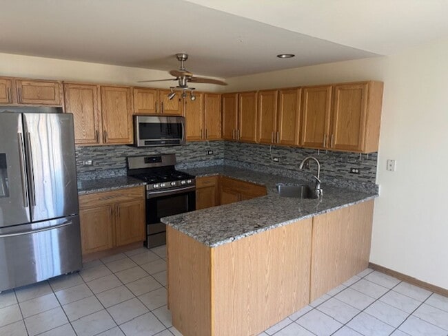 Building Photo - Don’t miss out on this 3Br, 2.5Ba