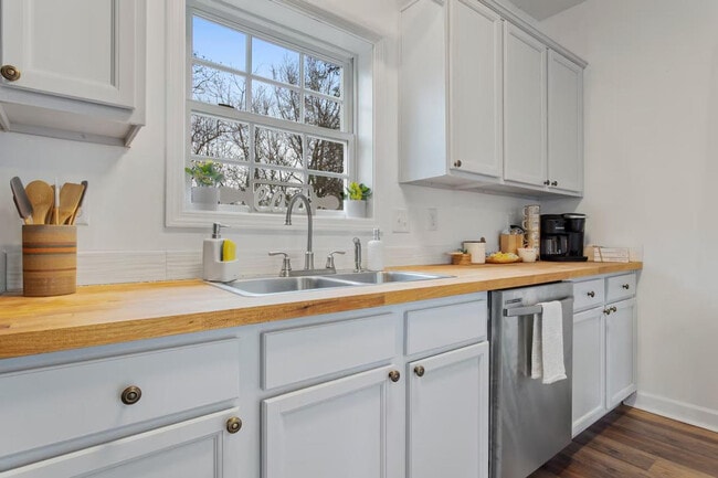 Building Photo - 343 Henderson Ave