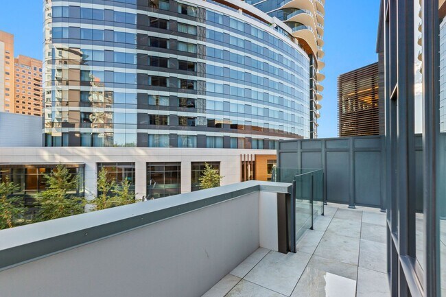 Building Photo - Luxury Executive Condo w/AC in the Heart o...