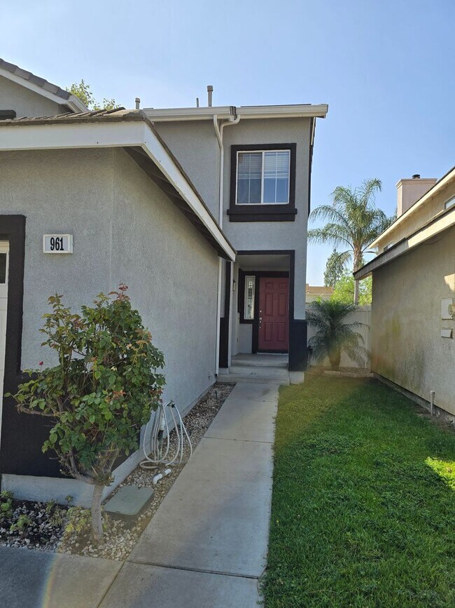 Building Photo - Beautiful Home in Corona for Lease