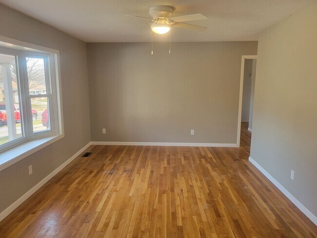 Building Photo - Freshly renovated 3BR 1.5bath house