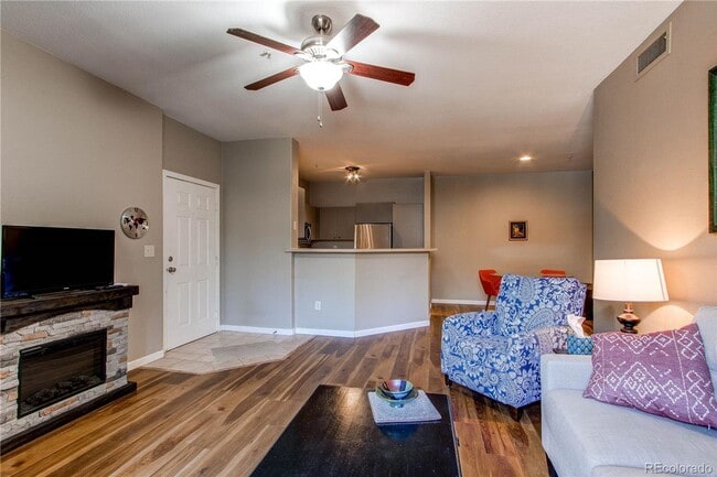 Building Photo - LOCATION LOCATION!! 2-bed 2-bath condo loc...