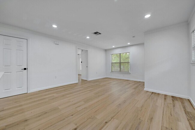 Building Photo - 1913 David St