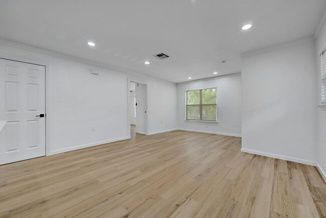 Building Photo - Top of the line 6 bed in West Campus!!! 1913!!!