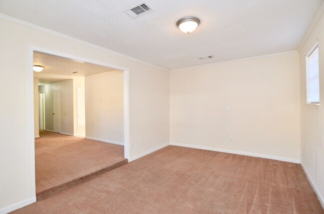 Building Photo - 3 Bed/1.5 Bath home off Meadowbrook Drive ...