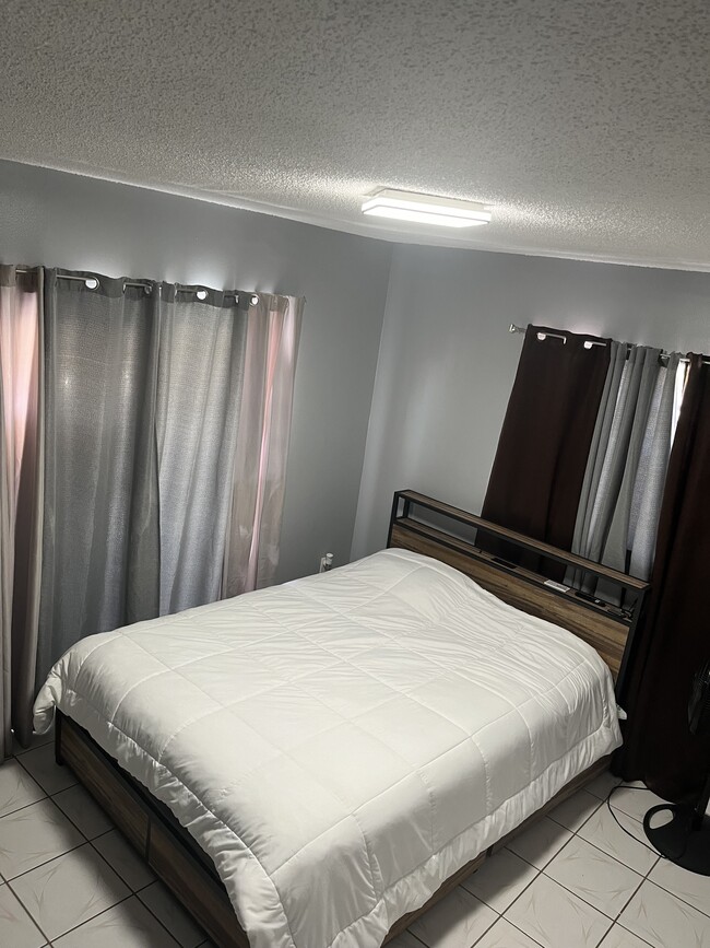 Building Photo - 2221 W 52nd St