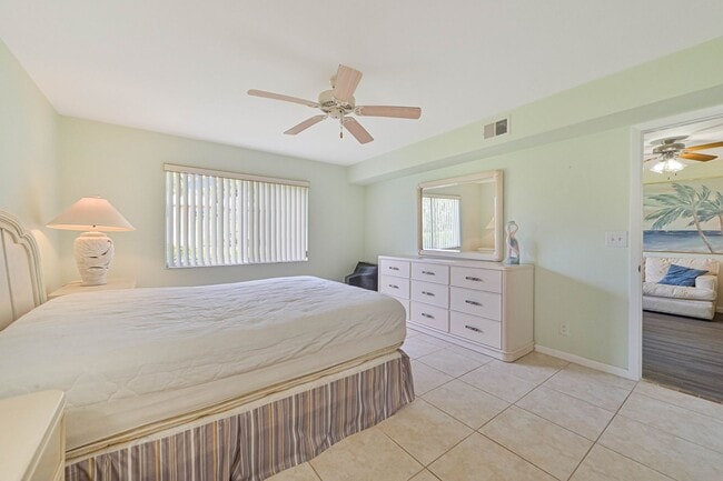Building Photo - Beautiful Condo in South Naples