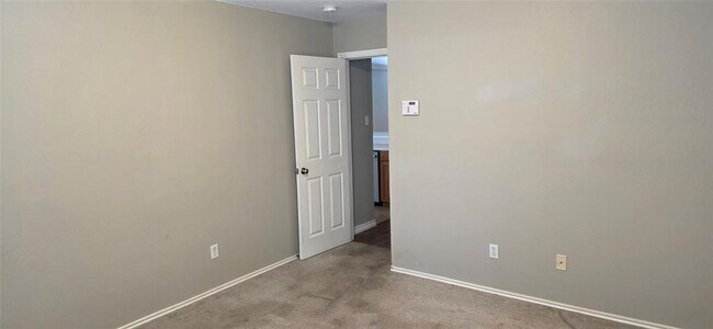 Building Photo - 204 Quail Hollow Dr