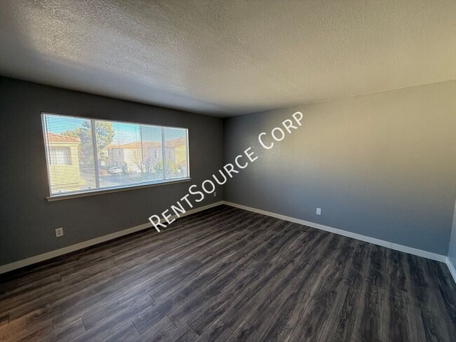 Building Photo - 2 Bedroom/2.5 Bathroom Two Story Condo for...