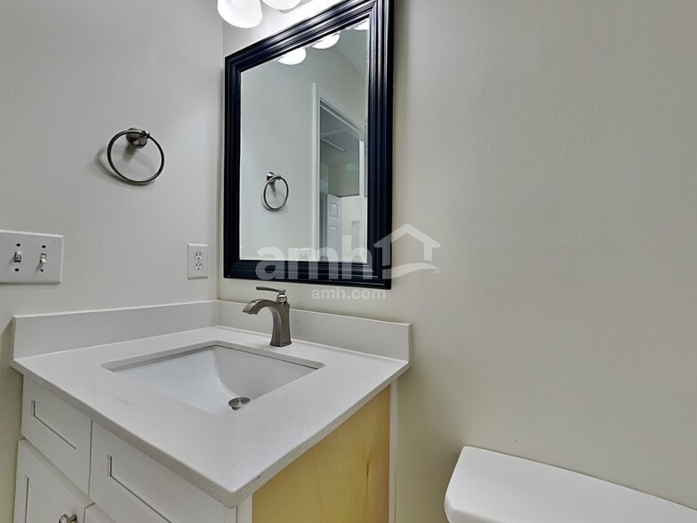 Building Photo - 8849 Laurel Run Dr