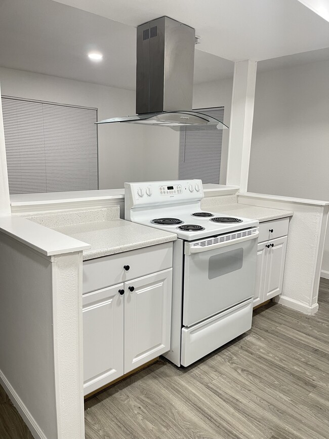 Kitchen with electric stove and oven - 2712 Taft St