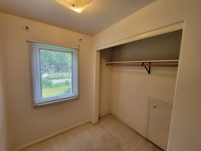 Building Photo - 4 bedroom 2 bath near campus!