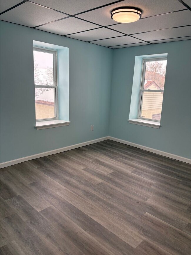 Building Photo - 1 Floor Living on 1/2 Acre, 4 Bedrooms/1 Bath, Garage-Dallastown SD