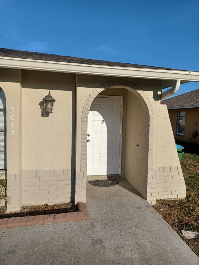 Building Photo - 3/2 Duplex w/ Garage.  Tenant occupied until 3/31/26.