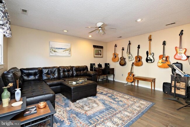 Building Photo - 46 Roosevelt Ave