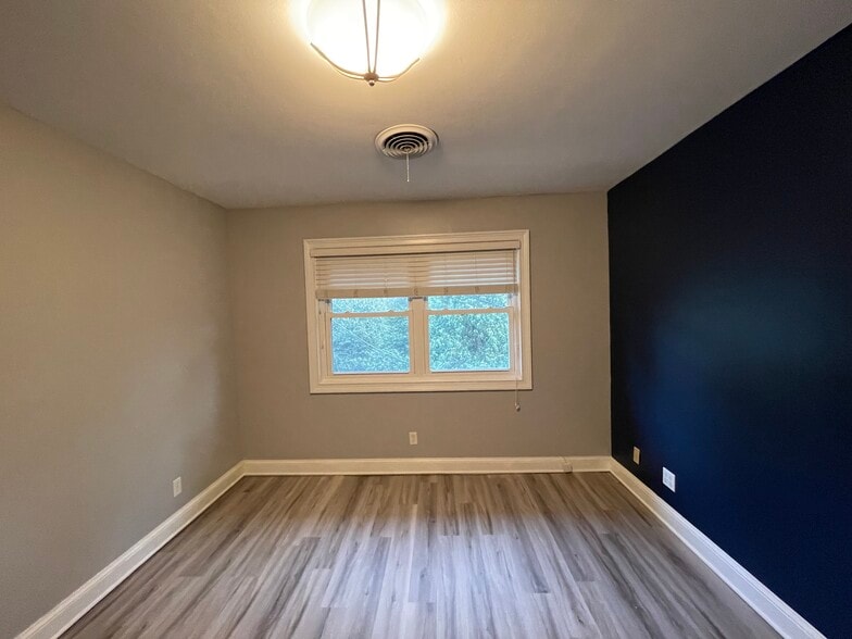 MAIN BEDROOM - 3668 Kingsboro Rd NE