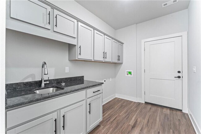 Building Photo - 923 NE Hts Ln