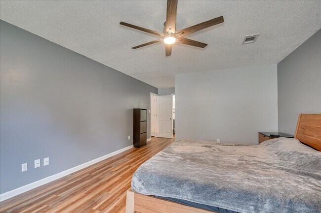 Building Photo - 4 bedroom 3 full bathroom home in heart of...