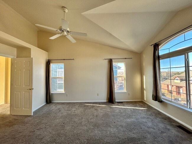 Building Photo - 2BR End Unit Townhome in Rock Creek