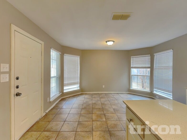 Building Photo - 5005 Vaquero Dr