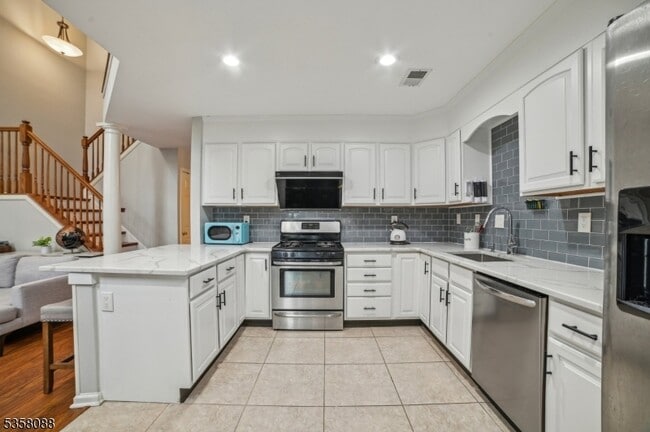 Building Photo - 46 Mayflower Dr