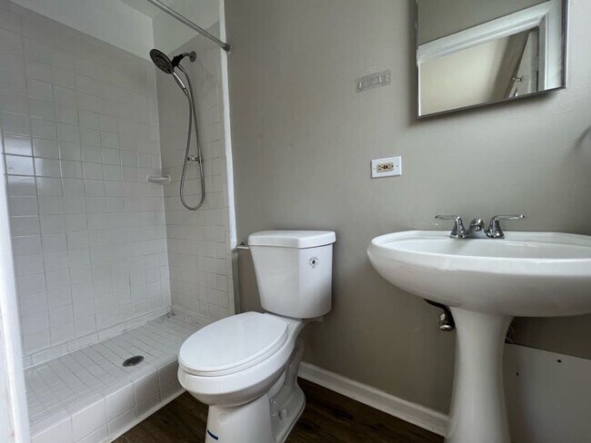 Building Photo - 3 Bedroom Home in Wheaton