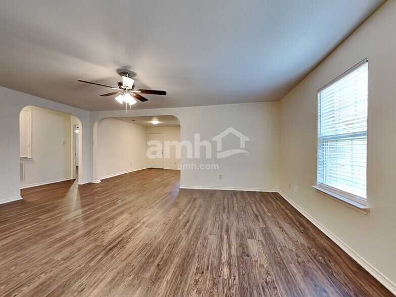 Building Photo - 1922 Cross Oaks Dr