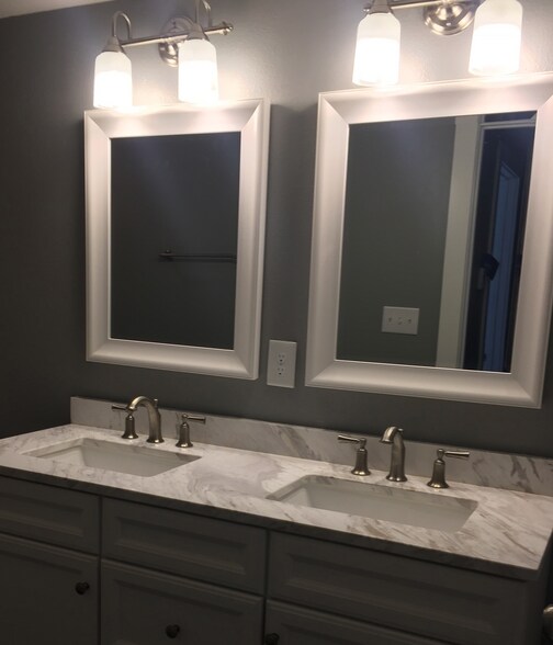 Bathroom with tub/shower - 620 N Wright St