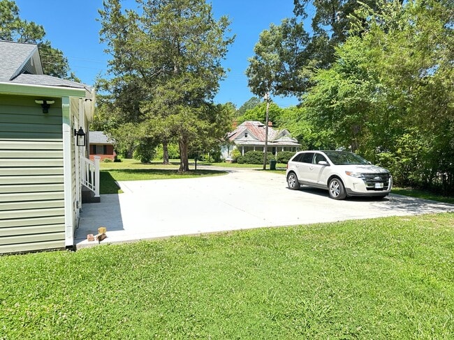 Building Photo - 408 Branch St