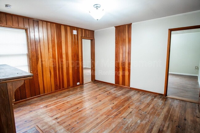 Building Photo - 521 N Chamberlain Ave