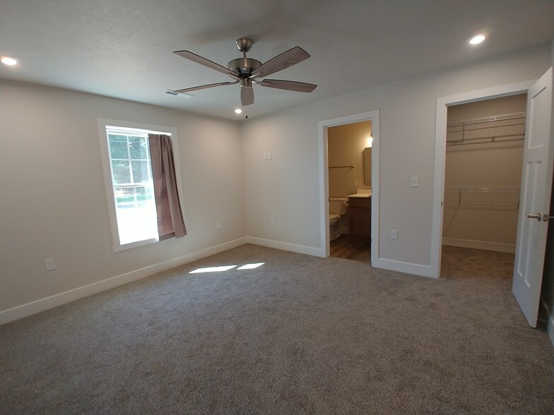 Building Photo - 1421 W Todd Ln