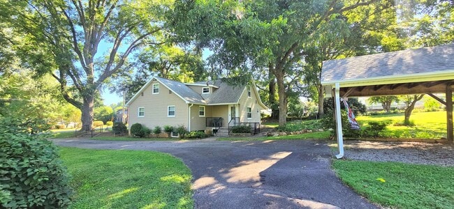 Building Photo - Beautifully Maintained Farm House