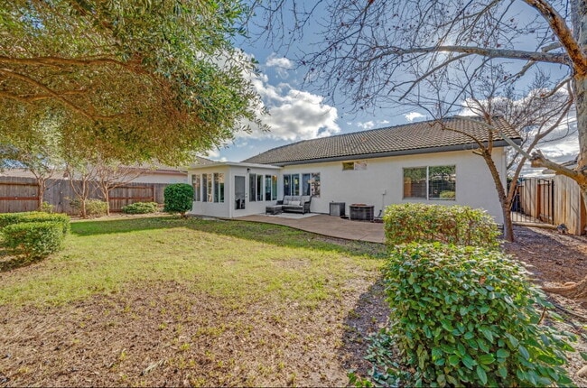 Building Photo - Cozy 3-Bed Sanctuary with 2 Full Baths in Sacramento’s Serene Prairie Dunes