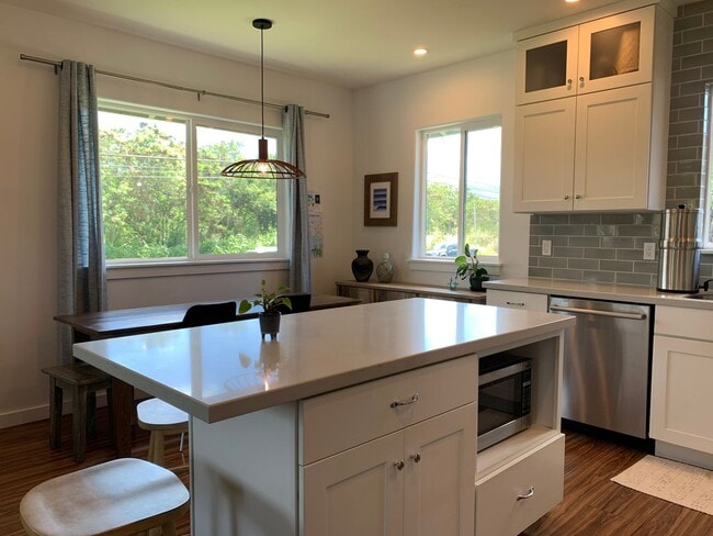 Building Photo - Renovated 3 bed, 2 bath Duplex Home in Waialua