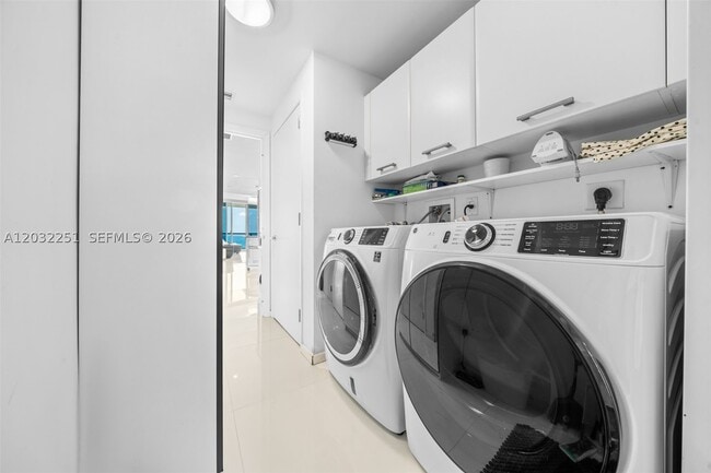 Building Photo - 17121 Collins Ave