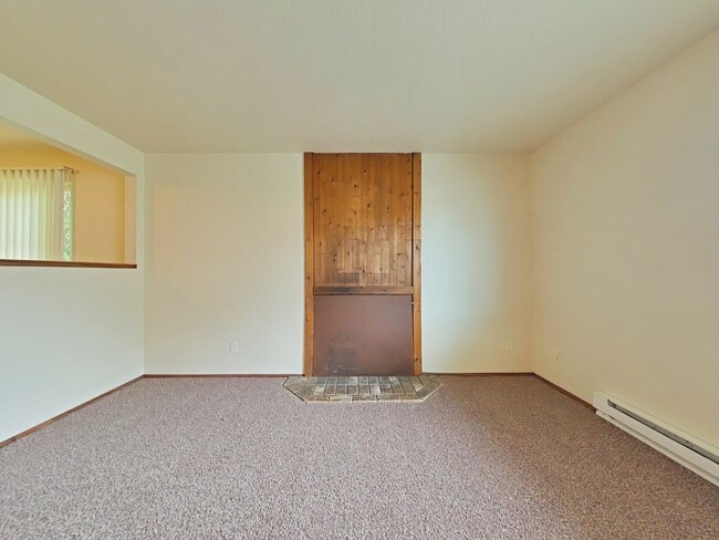 Building Photo - 2 Bedroom Duplex ~ Centrally Located