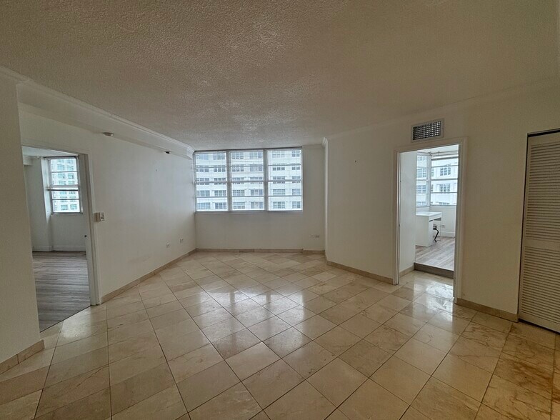 Building Photo - 999 Brickell Bay Dr