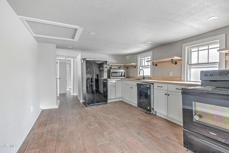 Building Photo - 1570 Granby Rd