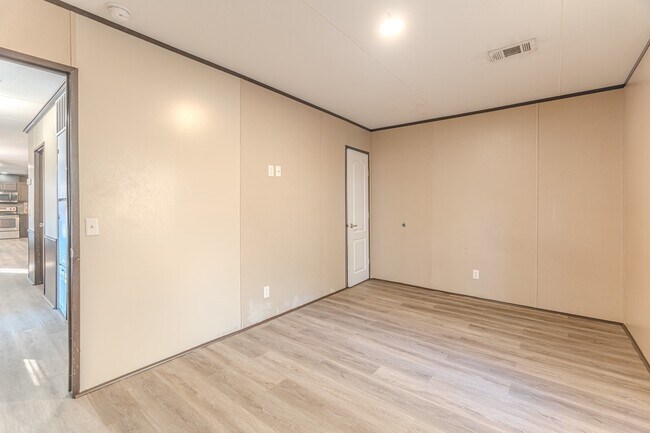 Building Photo - 13154 S Lee Shore Dr