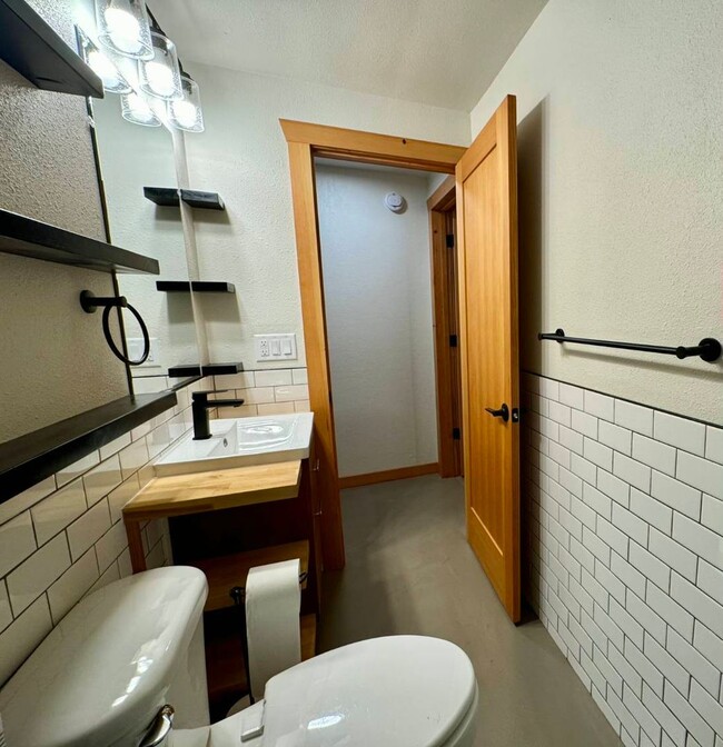 Building Photo - RENT SPECIAL - 1/2 Off First Month's rent! Charming 1BR in Convenient Eugene Location!